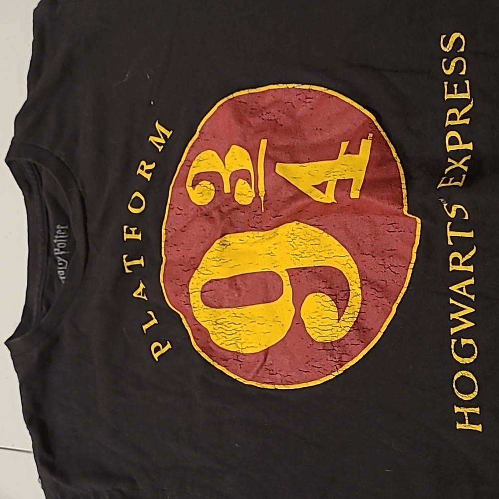 A black Harry Potter shirt
